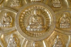 Particolare delle decorazioni dorate del Buddha al Wat Boromracha Kanchanapisek Anusorn di Nonthaburi (Thailandia) - © Wayo / Shutterstock.com
