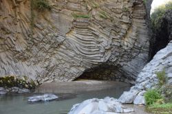 Particolare dei basalti colonnari delle Gole del fiume Alcantara vicino a Francavilla di Sicilia, Messina
