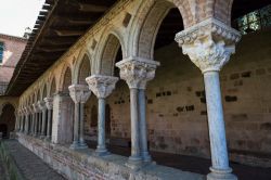 Particolare dei capitelli del chiostro nell'abbazia di San Pietro a Moissac, Francia.

