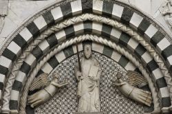 Particolare dei marmi della cattedrale di San Zeno a Pistoia, Toscana - Un bel dettaglio delle decorazioni marmoree che decorano la cattedrale di Pistoia © Roberto Mussi / Shutterstock.com ...