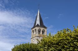 Particolare del campanile con orologio nella città di Cormatin, Francia.



