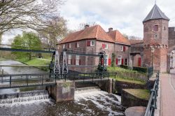 Un particolare del canale presso la porta medievale Koppelpoort di Amersfoort, costruita nel XV secolo - © Pieter Roovers / Shutterstock.com