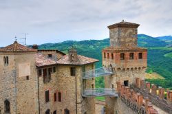 Particolare del Castello di Vigoleno in Emilia. Non molti sanno che questo magnifico borgo venne utilizzato per le riprese di un film americano, Lady Hawke che vide protagonista Michelle Pfeiffer ...