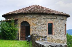 Un particolare del castello Malaspina-Dal Verme a Bobbio, Piacenza, Emilia Romagna. Sorge nella parte alta della città e sopra all'omonimo parco.



