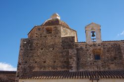 Particolare del Duomo nel centro storico di Orosei in Sardegna