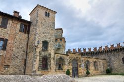 Particolare del Mastio di Vigoleno l'antico castello medievale della Provincia di Piacenza- © Mi.Ti. / Shutterstock.com