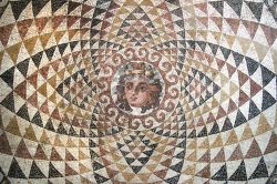 Particolare del mosaico di Dioniso con frutta e edera nei capelli della divinità, Corinto, Grecia: faceva parte della decorazione di una villa romana della seconda metà del II° ...