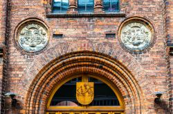 Particolare del Palazzo Municipale di Helsingor, Danimarca. Due stemmi uguali incorniciano l'ingresso principale del Municipio cittadino.



