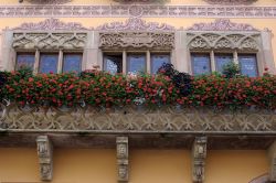 Particolare del Palazzo Municipale di Obernai, Francia, impreziosito da decorazioni e fiori - © 39863140 / Shutterstock.com