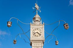 Particolare del piccolo Big Ben di Victoria, Mahé: si tratta della torre dell'orologio situata nel centro della capitale delle Seychelles.



