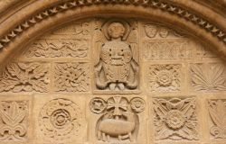 Il particolare del portone della chiesa di St.Michel a Salon-de-Provence, una delle più belle della cittadina provenzale - foto © sigurcamp / Shutterstock.com