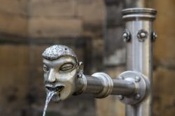 Particolare del rubinetto di una fontana nel centro di Pirna, Germania.
