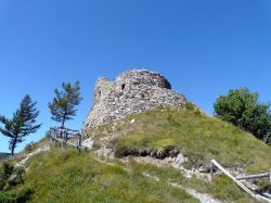 Particolare del rudere del castello a Carrega Ligure, provinica di Alessandria, Piemonte - © Davide Papalini, CC BY-SA 3.0, Wikipedia