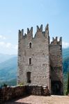 Particolare del vecchio castello di Arco, Trentino. Fra le fortezze medievali più belle e suggestive di tutto l'arco alpino, il castello fu costruito dai conti d'Arco sulla cima ...