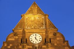 Particolare del vecchio Municipio in Friedensplatz a Dortmund, Germania, by night. Nella parte superiore del timpano si trova l'aquila, stemma della città. La facciata è in ...