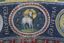Particolare della Basilica Eufrasiana a Porec, Croazia. L'immagine dell'agnello di Dio affrescata all'interno dell'edificio di culto costruito nel VI° secolo d.C. - © ...