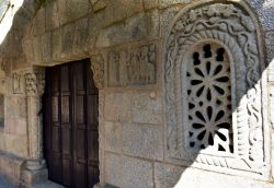 Particolare della cappella medievale di San Xes de Francelos a Ribadavia, Spagna.
