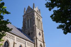 Particolare della chiesa cattolica di San Pietro a Pittsburgh, Pennsylvania. Un primo piano della torre campanaria vista attraverso gli alberi del North Side Park - © Vladimir Martinov ...