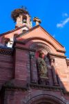 Particolare della chiesa di Eguisheim con un nido di cicogna sul tetto, Francia.
