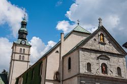 Particolare della chiesa di San Giovanni Battista con il campanile a Megève, Francia. Siamo nei pressi del Monte Bianco nelle Alpi francesi - © Celli07 / Shutterstock.com