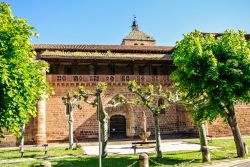 Particolare della chiesa di Santa Maria a Ezcaray, Spagna - Fotografata in una bella giornata assolata, questa chiesa del villaggio di Ezcaray ne è anche uno dei simboli architettonici ...