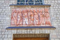 Particolare della Chiesa Madre di Satriano di Lucania, Basilicata. Completamente ricostruita attorno al 1950, si presenta con un soffitto a ventaglio ed è affiancata dalla torre campanaria ...