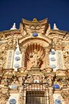 Particolare della facciata decorata di San Bartolomeo a Jerez de los Caballeros, Spagna. Statue decorazioni e smalti ornano l'intera facciata di questo edificio religioso, fra i più ...