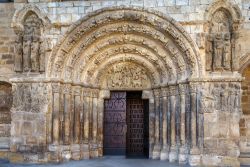 Particolare della facciata decorata nella chiesa di San Michele a Estella, Spagna.
