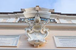 Particolare della facciata del Palazzo Pontificio di Castel Gandolfo - © sislavio / Shutterstock.com