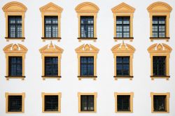 Particolare della facciata di un edificio storico nel centro di Kempten, Germania.
