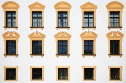 Particolare della facciata di un edificio storico nel centro di Kempten, Germania.
