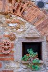 Particolare della facciata di un'antica casa di Trequanda, Toscana.


