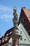 Particolare della Marienbrunnen in centro a Landsberg am Lech, Germania. Realizzata nel Settecento, questa splendida fontana monumentale a vasca singola poligonale è circondata da piccolo ...