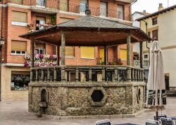 Particolare della piazza di Ezcaray, Spagna - Nonostante sia una cittadina dall'atmosfera discreta, Ezcaray ospita alcuni edifici e monumenti di grande bellezza fra cui quello che si può ...