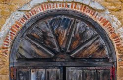 Particolare della porta di una chiesa pre-romanica nell'antico centro di Oviedo, Asturie, Spagna.


