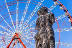 Un particolare della scultura "Ali e Nino" (antico nome "Man e Woman") a Batumi, Georgia. L'opera di Tamara Kvesitadze si trova nei pressi della ruota panoramica della ...