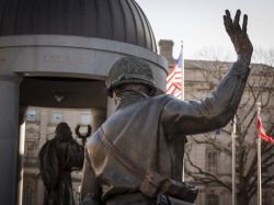 Particolare della scultura in bronzo del Soldato Solitario nei presso del New Jersey World War II Memorial a Trenton - © Glynnis Jones / Shutterstock.com