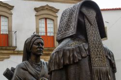 Particolare della scultura in bronzo di Jose Antonio Nobre a Miranda do Douro, Portogallo. Raffigura un uomo e una donna con indosso gli abiti tradizionali - © RnDmS / Shutterstock.com