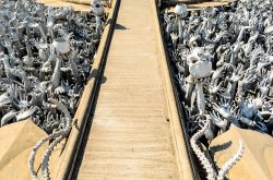 Particolare della scultura "Mani dall'Inferno" al Wat Rong Khun, tempio nella provincia di Chiang Rai,Thailandia - © lasalus / Shutterstock.com