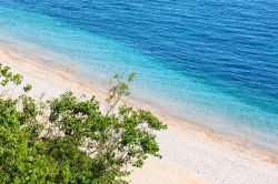 Particolare della spiaggia di Mezzavalle a Portonovo sulla Riviera del Conero