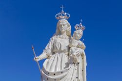 Particolare della statua della Madonna di Socavon a Oruro, Bolivia. Rappresenta la Vergine della Candelaria molto venerata soprattutto dai minatori boliviani - © Cristian Aravena Jara / ...