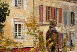 Particolare della statua di Cyrano nel centro storico di Bergerac, Francia, in autunno.
