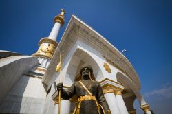 Particolare della statua di guardia a un monumento all'Independence Park di Ashgabat, Turkmenistan - © Jakub Buza / Shutterstock.com