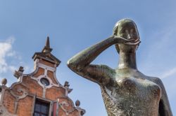Particolare della statua di Mariken van Nieumeghen nella piazza centrale di Nijmegen, Olanda - © HildaWeges Photography / Shutterstock.com