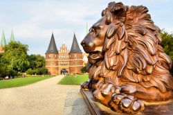 Particolare della statua di un leone nei pressi dell'Holstein Gate a Lubecca, Germania. Considerata l'emblea della città anseatica, questa porta fu innalzata a partire dal 1464 ...