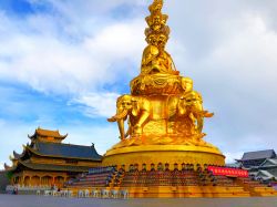 Particolare della statua dorata al monastero di Samantabhadra a Leshan, Cina - © Shanshan0312 / Shutterstock.com