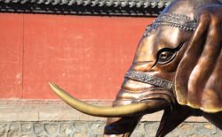 Particolare della statua in bronzo di un elefante al monastero Dazhao di Hohhot, Cina - © Lian Deng / Shutterstock.com