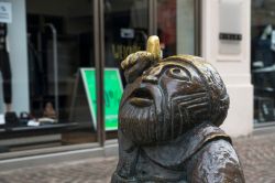 Particolare della statua in bronzo di uno gnomo nel centro di Klagebfurt, Carinizia (Austria) - © Federico Hani / Shutterstock.com