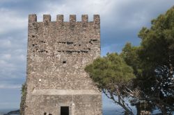 Particolare della torre al castello normanno di Aci Castello, Catania, Sicilia. Rocca imponente rude e suggestiva, questa fortificazione risale al 1076 - © Andreas Juergensmeier / Shutterstock.com ...