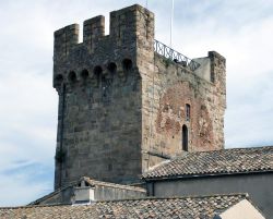 Particolare della torre merlata al forte di Frejus, Costa Azzurra, Francia - © Daniel Leppens / Shutterstock.com